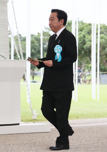 Photograph of the Prime Minister offering a flower at the Memorial Ceremony to Commemorate the Fallen on the 67th Anniversary of the End of the Battle of Okinawa 1
