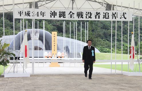 Photograph of the Prime Minister offering a flower at the Memorial Ceremony to Commemorate the Fallen on the 67th Anniversary of the End of the Battle of Okinawa 2