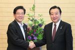 Photograph of Prime Minister Noda shaking hands with the Mayor of Kitakyushu City, Mr. Kenji Kitahashi