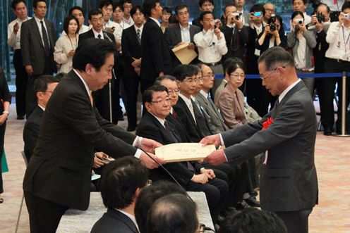Photograph of the Prime Minister presenting a certificate of award at the ceremony to present the Prime Minister’s commendations on contributors to public safety 2