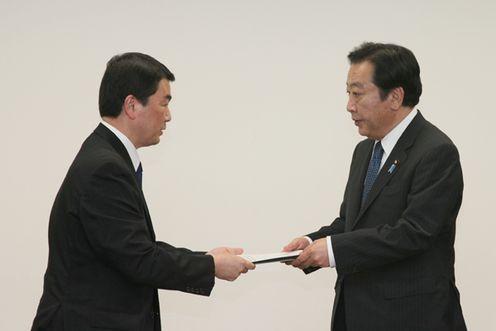 Photograph of Prime Minister Noda receiving a letter of request from the Governor of Miyagi Prefecture, Mr. Yoshihiro Murai