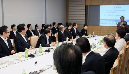Photograph of the Prime Minister listening to the presentation by Dr. Jun Murai, member of the IT Strategic Headquarters 1