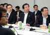 Photograph of the Prime Minister listening to the presentation by Dr. Jun Murai, member of the IT Strategic Headquarters 2