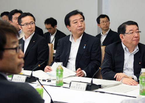 Photograph of the Prime Minister listening to the presentation by Dr. Jun Murai, member of the IT Strategic Headquarters 2
