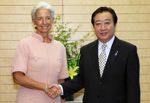 Photograph of Prime Minister Noda shaking hands with the Managing Director of the IMF, Ms. Christine Lagarde