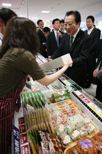 Photograph of the Prime Minister observing the center for sightseeing and local products 1