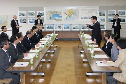Photograph of Prime Minister Noda exchanging opinions with the Mayor of Iwaki City, Mr. Takao Watanabe