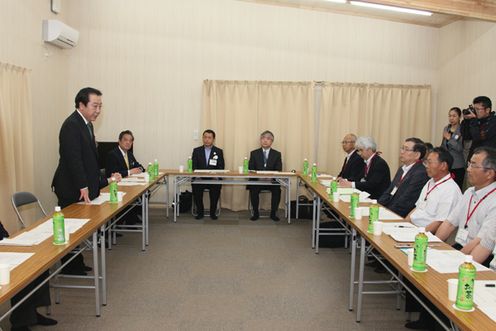 Photograph of Prime Minister Noda exchanging opinions with the Mayor of Okuma Town, Mr. Toshitsuna Watanabe