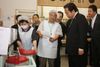 Photograph of the Prime Minister observing the inspection laboratory for agricultural products