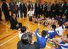 Photograph of the Prime Minister enjoying conversation with the students of Kawauchi Elementary School