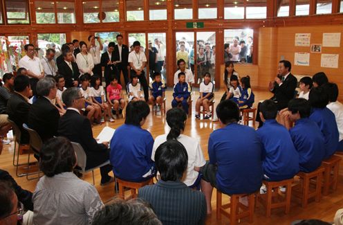 Photograph of Prime Minister Noda having talks with the Mayor of Kawauchi Village, Mr. Yuko Endo
