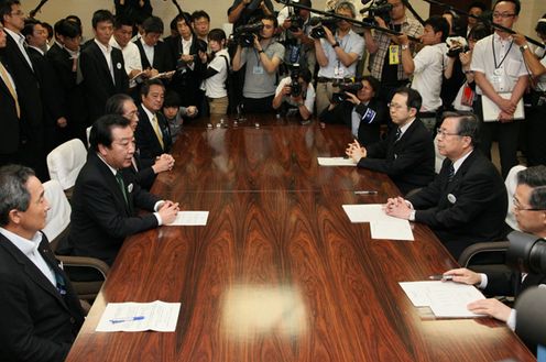 Photograph of Prime Minister Noda exchanging opinions with the Governor of Fukushima Prefecture, Mr. Yuhei Sato