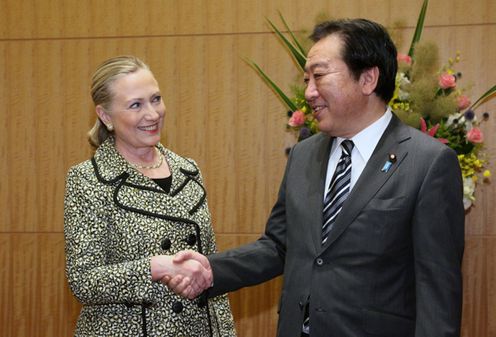 Photograph of Prime Minister Noda shaking hands with the Secretary of State of the United States, Ms. Hillary Clinton