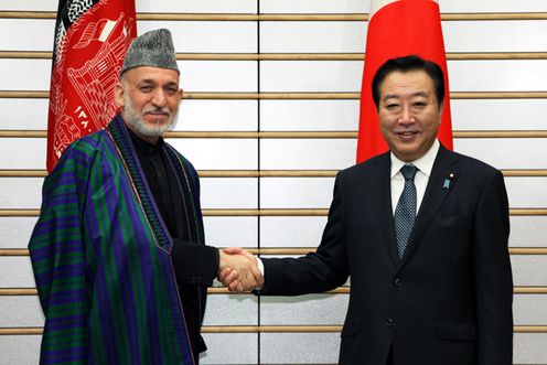 Photograph of Prime Minister Noda shaking hands with the President of the Islamic Republic of Afghanistan, Mr. Hamid Karzai