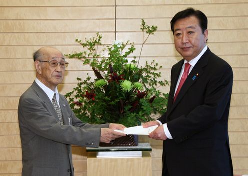 Photograph of Prime Minister Noda receiving a letter of request from Director of the League of Residents of Chishima and Habomai Islands, Inc., Mr. Toshio Koizumi