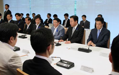 Photograph of the Prime Minister delivering an address at the meeting of the Headquarters for Administrative Reform Implementation 3