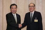 Photograph of Prime Minister Noda shaking hands with the former Prime Minister of the Republic of Korea, Dr. Lee Hong-Koo