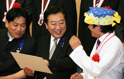 Photograph of the Prime Minister enjoying conversation with Sakana-kun