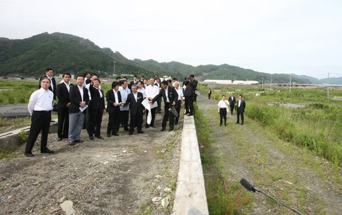 Photograph of the Prime Minister observing Unosumai Station 1