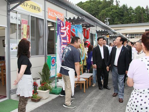 Photograph of the Prime Minister observing the temporary shopping district within the Kita Elementary School District of Otsuchi Town