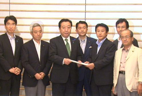 Photograph of the Prime Minister receiving a request from the DPJ Emergency Response Headquarters against Disaster in Northern Kyushu due to Heavy Rain