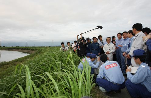 Photograph of the Prime Minister observing the flooded areas along Yabe River in Yanagawa City, Fukuoka Prefecture 2