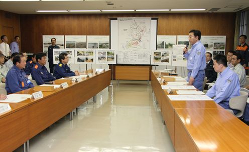 Photograph of the Prime Minister visiting the Yanagawa City Office in Fukuoka Prefecture and delivering an address