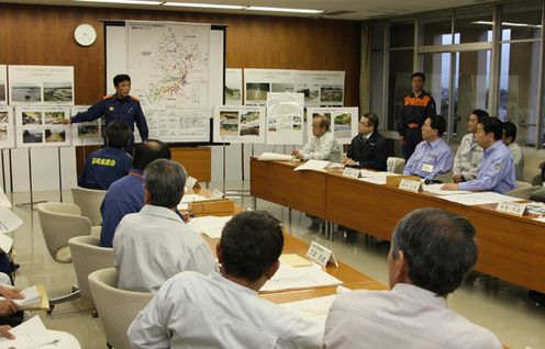 Photograph of Prime Minister Noda hearing an explanation on the damage from the Governor of Fukuoka Prefecture, Mr. Hiroshi Ogawa