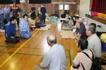 Photograph of the Prime Minister visiting Ichinomiya Junior High School in Aso City, Kumamoto Prefecture, and giving words of encouragement to the evacuees