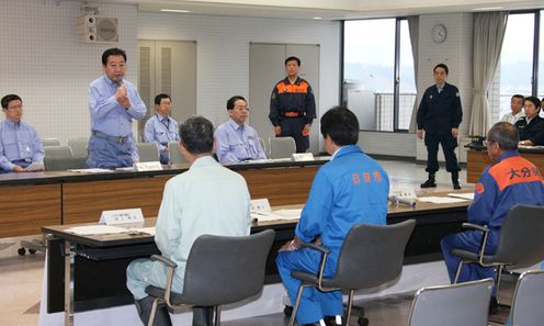 Photograph of the Prime Minister visiting the Hita City Office in Oita Prefecture and delivering an address