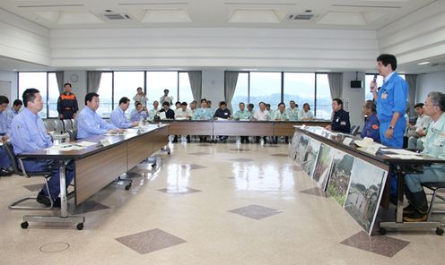 Photograph of Prime Minister Noda hearing an explanation on the damage from the Mayor of Hita City, Mr. Keisuke Harada