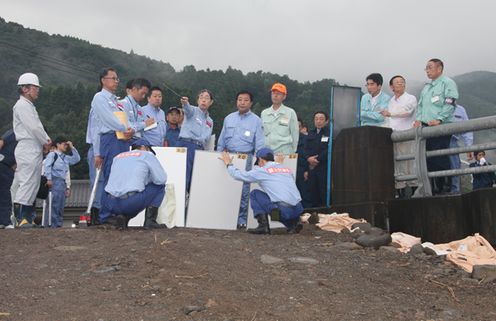 Photograph of the Prime Minister observing the disaster site in Hita City, Oita Prefecture