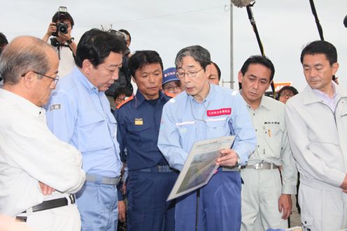 Photograph of the Prime Minister observing the flooded areas along Yabe River in Yanagawa City, Fukuoka Prefecture 1