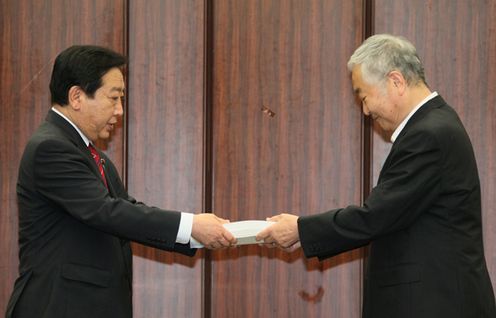 Photograph of Prime Minister Noda receiving the Final Report from Chairperson Yotaro Hatamura of the Investigation Committee