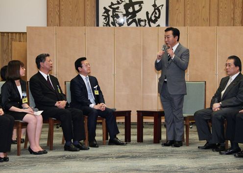 Photograph of the Prime Minister receiving a courtesy call from the participants of the China National Japanese Speech Contest and delivering an address 1