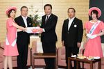 Photograph of Prime Minister Noda receiving peaches from the Governor of Fukushima Prefecture, Mr. Yuhei Sato, and Ms. Saito, a Miss Peach lady