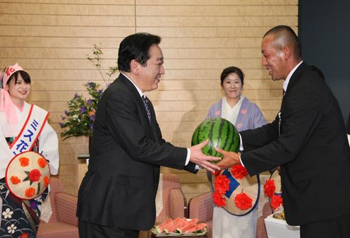 Photograph of Prime Minister Noda receiving watermelons from the producer