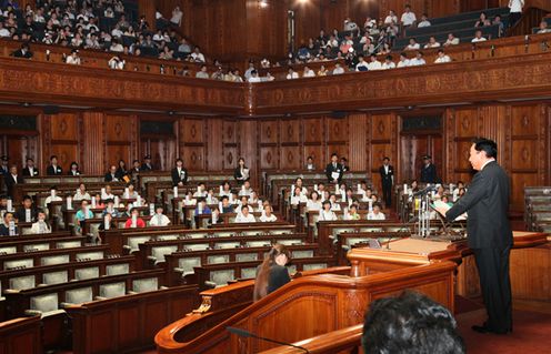 Photograph of the Prime Minister delivering an address at the Parliament of Children 2