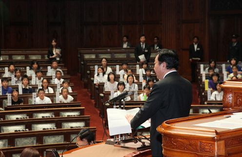 Photograph of the Prime Minister delivering an address at the Parliament of Children 3