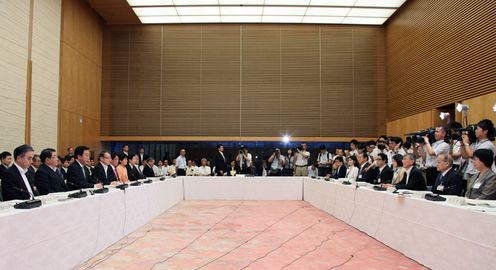 Photograph of the Prime Minister delivering an address at the meeting of the Council on Disaster Countermeasures Promotion 2