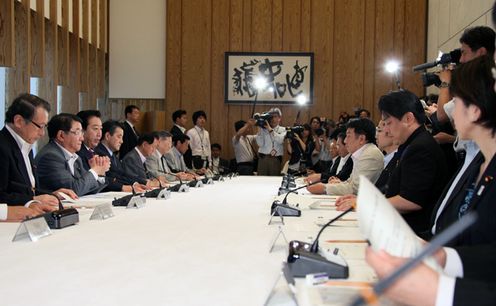 Photograph of the Prime Minister delivering an address at the meeting of the Headquarters for Administrative Reform Implementation 2
