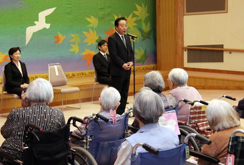 Photograph of the Prime Minister visiting a nursing home for atomic bomb survivors, Kurakake Nozomi-en 1