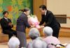 Photograph of the Prime Minister visiting a nursing home for atomic bomb survivors, Kurakake Nozomi-en 2