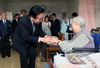 Photograph of the Prime Minister visiting a nursing home for atomic bomb survivors, Kurakake Nozomi-en 3