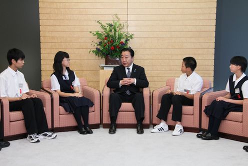 Photograph of the Prime Minister receiving a courtesy call from young descendants of former inhabitants of the Northern Territories of Japan 1