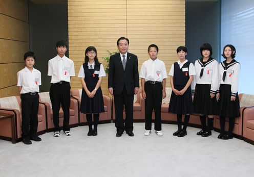 Photograph of the Prime Minister receiving a courtesy call from young descendants of former inhabitants of the Northern Territories of Japan 3