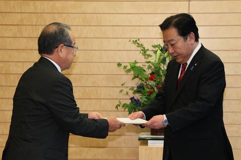Photograph of Prime Minister Noda receiving the Recommendation from the President of the National Personnel Authority (NPA), Mr. Tsuneo Hara 1