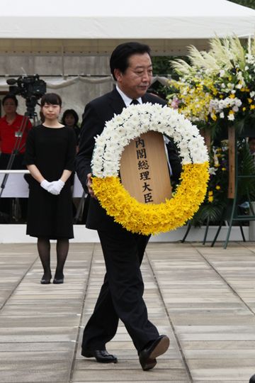 Photograph of the Prime Minister offering flowers at the Nagasaki Peace Memorial Ceremony