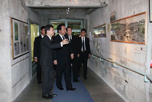 Photograph of the Prime Minister observing Shiroyama Elementary School in Nagasaki City