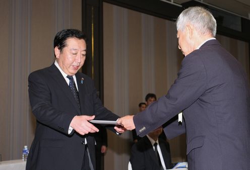 Photograph of the Prime Minister receiving a letter of request from atomic bomb victims’ organizations